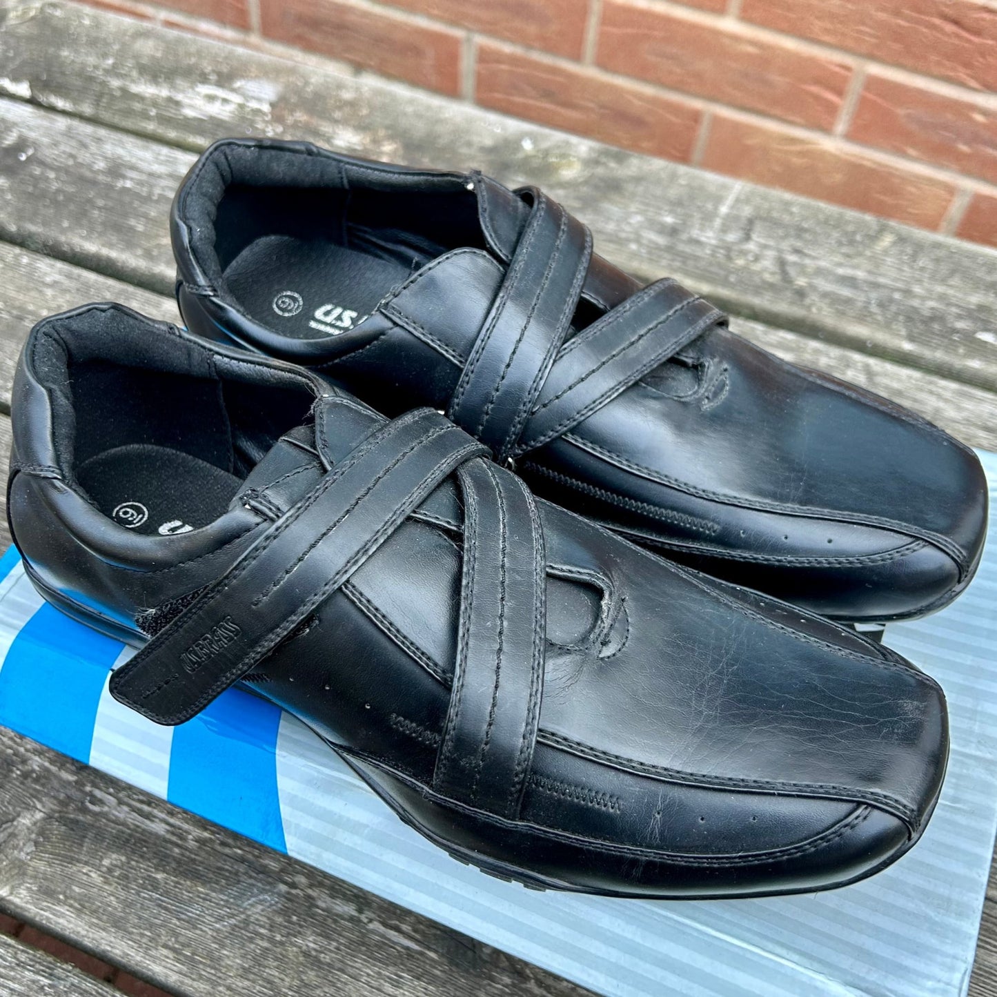 Size 9 US Brass Black Work Shoes - Cleaning Products UK