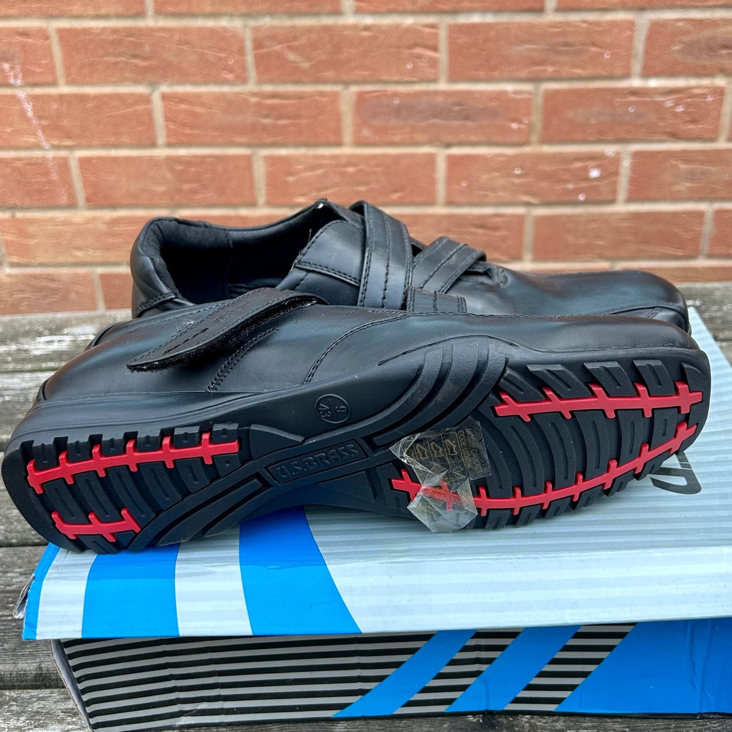 Size 9 US Brass Black Work Shoes - Cleaning Products UK