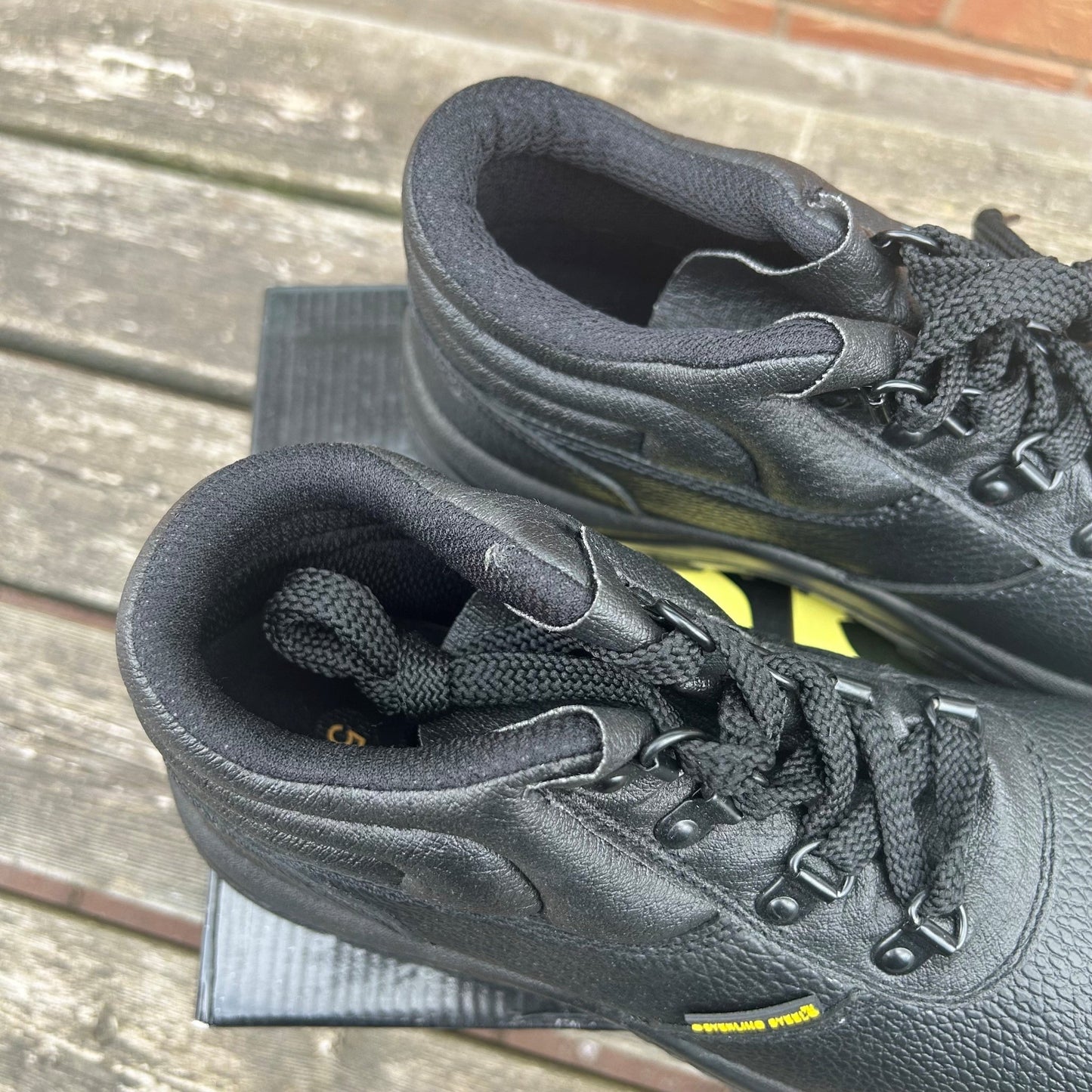 sterling size 9 safety boots (black) - Cleaning Products UK