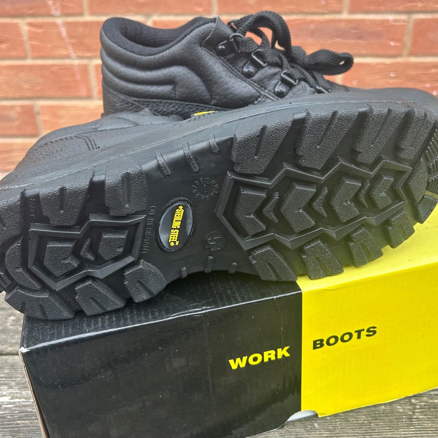 sterling size 9 safety boots (black) - Cleaning Products UK