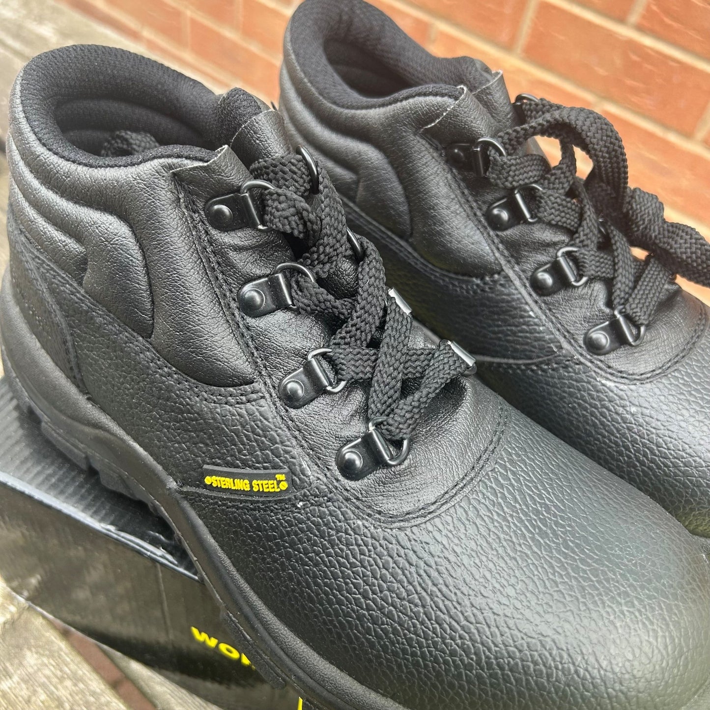 sterling size 9 safety boots (black) - Cleaning Products UK