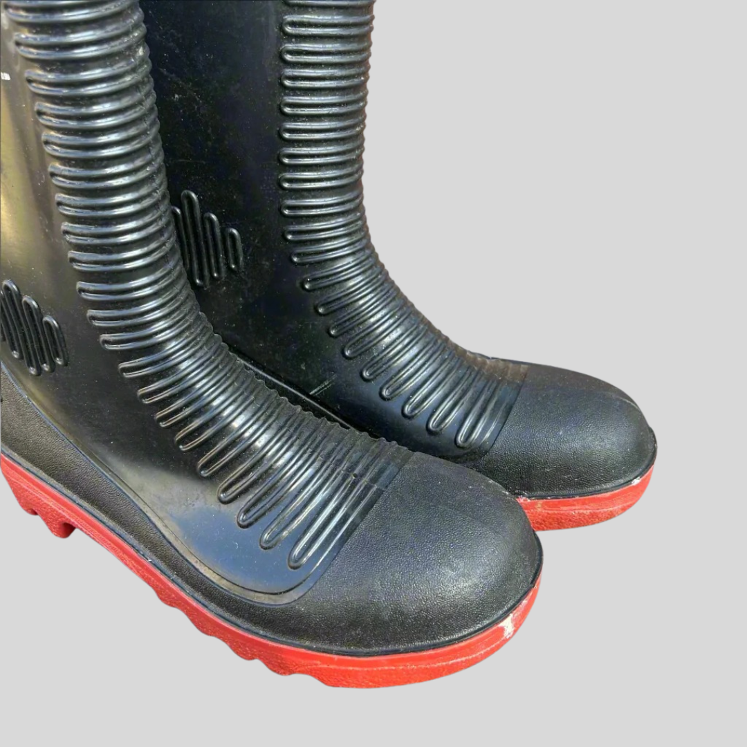 Size 11 Dunlop Black & Red Wellies