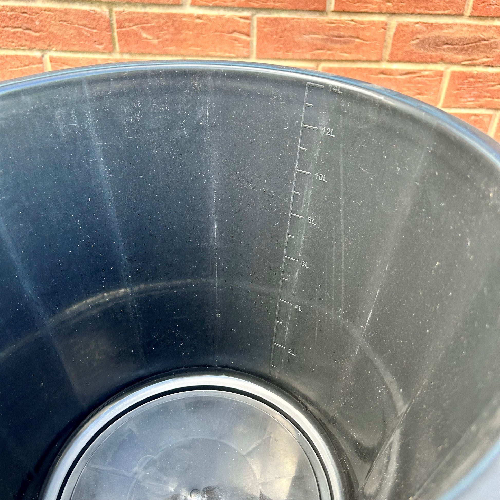 measurements on the black bucket